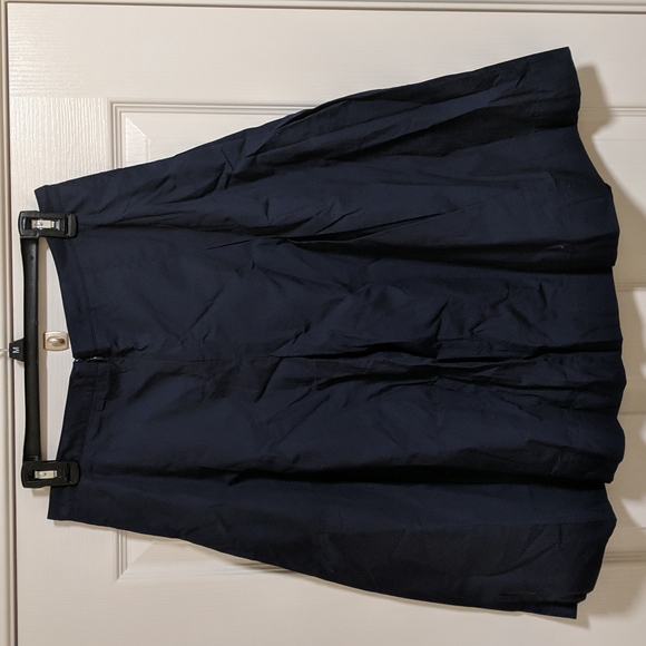 Woman's size 10 cotton Navy Blue pleated skirt - Picture 3 of 3
